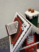 Lebkuchenhaus mit abnehmbarem Dach und detailreicher Winterdekoration