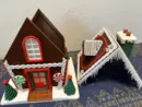 Lebkuchenhaus mit abnehmbarem Dach und detailreicher Winterdekoration