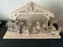 Weihnachtskrippe mit detailreichen Figuren – Vorderansicht