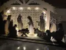 Weihnachtskrippe mit detailreichen Figuren – Seitenansicht