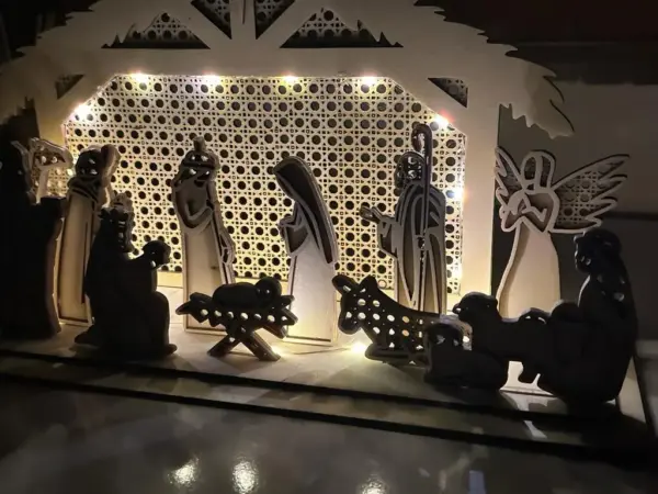 Weihnachtskrippe mit detailreichen Figuren – Seitenansicht