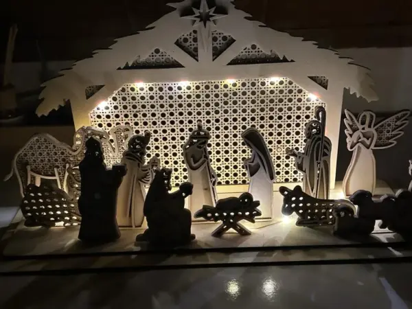 Weihnachtskrippe mit detailreichen Figuren – Szene bei Nacht