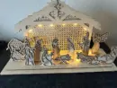 Weihnachtskrippe mit detailreichen Figuren – beleuchtet