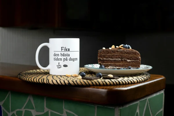 Fika Tasse – die beste Zeit des Tages, skandinavische Kaffeepausen-Tasse, 330 ml, mikrowellengeeignet