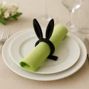Hasenohren Serviettenringe auf Ostertisch