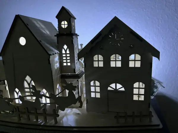 Schlittenfahrt im Weihnachtsdorf – Detailansicht mit Kirche