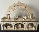 Detailreicher Schwibbogen Weihnachtsdorf aus Birkenholz, Winterlandschaft mit Häusern und Schlitten