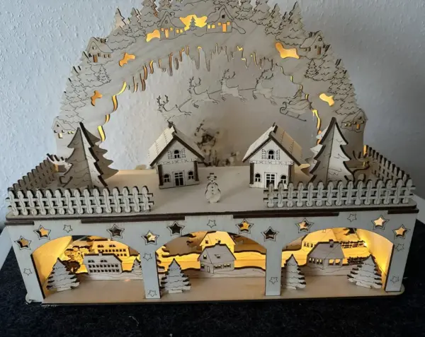 Schwibbogen Weihnachtsdorf Winterlandschaft beleuchtet im Dunkeln, LED-Licht in warmem Ton