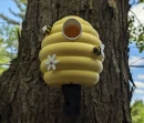Vogelhaus/Nistkasten Bienenstock an Baum befestigt