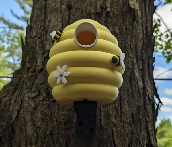 Vogelhaus/Nistkasten Bienenstock an Baum befestigt