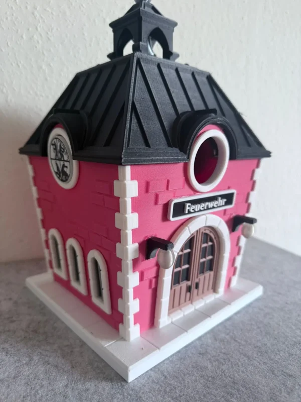 Vogelhaus/Nistkasten Feuerwehrhaus an Baum befestigt