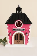 Vogelhaus/Nistkasten Feuerwehrhaus an Baum befestigt
