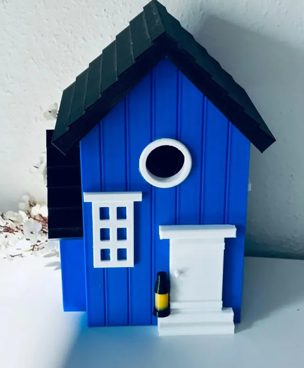 Vogelhaus/Nistkasten Häuschen an Baum befestigt
