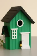Vogelhaus/Nistkasten Häuschen an Baum befestigt
