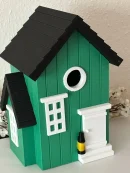 Vogelhaus/Nistkasten Häuschen an Baum befestigt