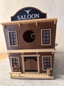 Vogelhaus/Nistkasten Saloon an Baum befestigt