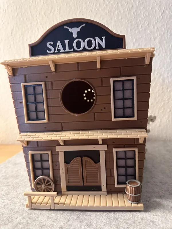 Vogelhaus/Nistkasten Saloon an Baum befestigt